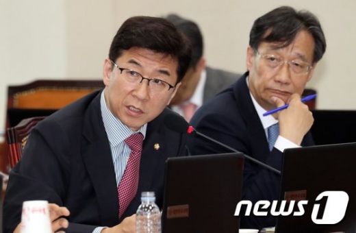 고용진 더불어민주당 의원이 21대 국회에서 실손의료보험 청구 간소화 법안을 일부 수정해 재발의한다. 고 의원은 건강보험심사평가원이 서류중개 외에 다른 업무를 하지 못하게 법으로 규정, 의료계 우려를 불식시킨다는 계획이다. /사진=뉴스1DB