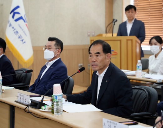 9일 김인식 농어촌공사 사장(사진 오른쪽)이 경기도 수원 경기지역본부 대회의실에서 농업환경 변화에 따른 농지은행의 발전방안 논의를 위한 농민단체 토론회에 참석해 모두 발언을 하고 있다./사진=농어촌공사