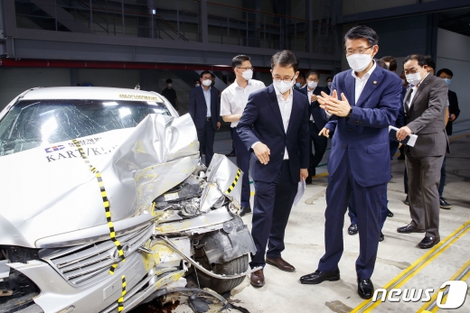 은성수 금융위원장이 금융분야 인공지능 활성화 방안을 마련할 것이라고 밝혔다. 보험산업에 대해서는 혁신기술과 융합이 기대되는 분야라고 강조했다./사진=금융위원회 제공(뉴스1)