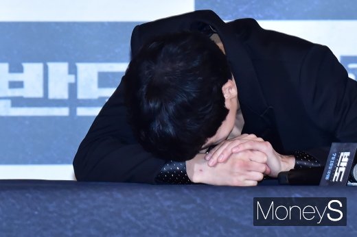 [머니S포토] 반도 시사회 현장 초토화 웃음 빵 터진 '강동원'
