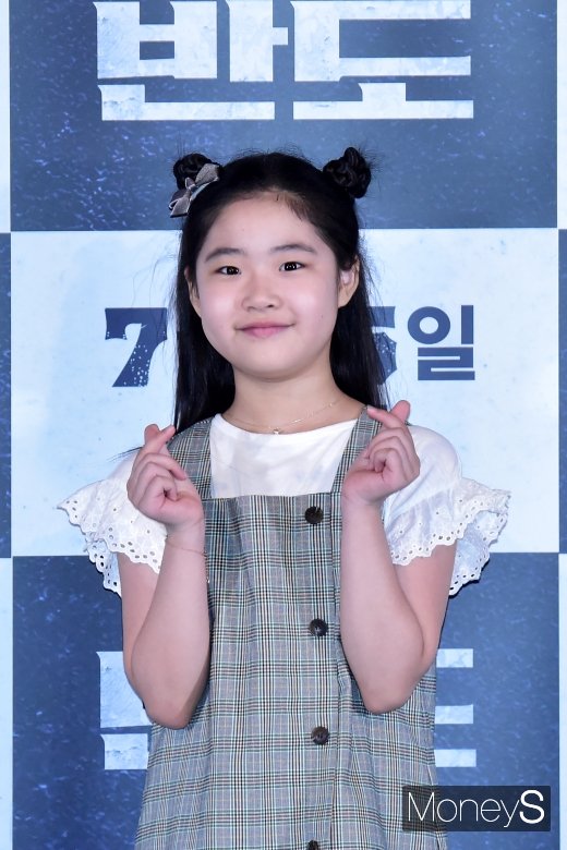 [머니S포토] 반도의 귀요미 이예원, 깜찍 하트 '뿜'