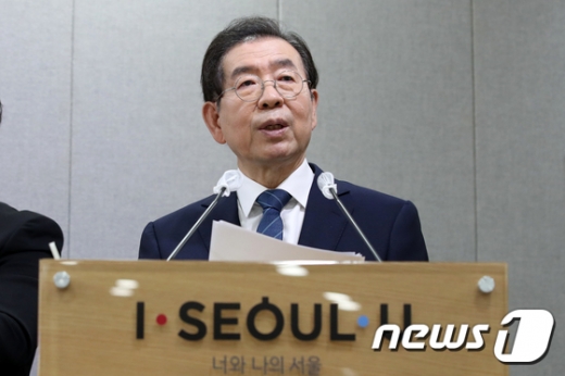 박원순 서울시장이 실종 전 검은 옷에 배낭을 메고 나갔다는 이야기가 전해졌다. /사진=뉴스1  