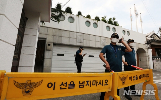 9일 박원순 서울시장의 실종신고가 접수된 뒤 그의 공관 주변에는 폴리스라인이 설치됐다. /사진=뉴시스    