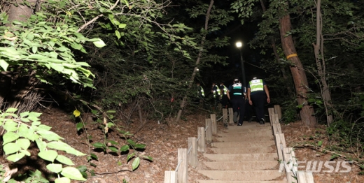 9일 박원순 서울시장이 공관을 나선 지 10시간이 지난 가운데 경찰은 날이 어두워진 상황에서 박 시장의 휴대전화가 꺼진 최종 위치인 서울 성북구 인근 지역을 중심으로 수색작업을 벌이고 있다. /사진=뉴시스   