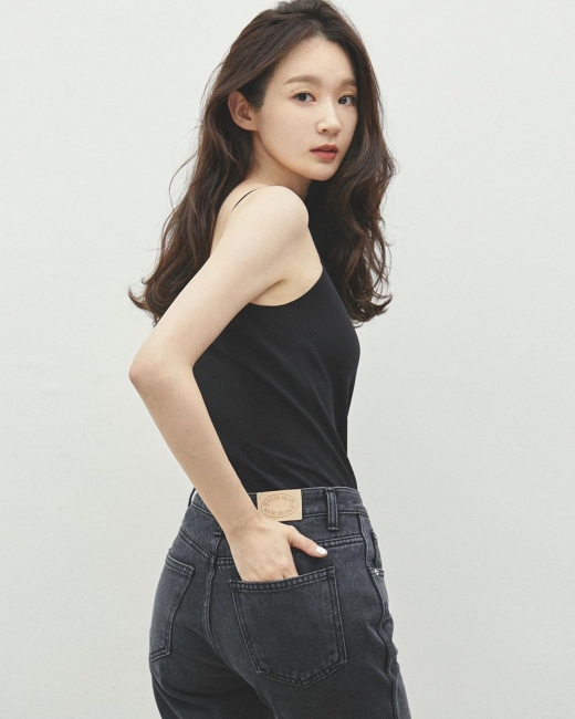 그룹 다비치 강민경이 자신의 인스타그램에 아비에무아의 신상품인 블랙진 직접 홍보에 나섰다. /사진=강민경 인스타그램 