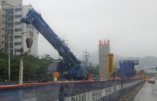도시철도 양산선 3공구 현장 공사에서 배제된 채로 서 있는 크레인./사진=김동기 기자