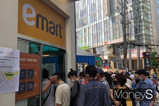 16일 오전 10시 이마트 신촌점이 오픈하자 고객들이 쏟아져 들어갔다. /사진=김경은 기자