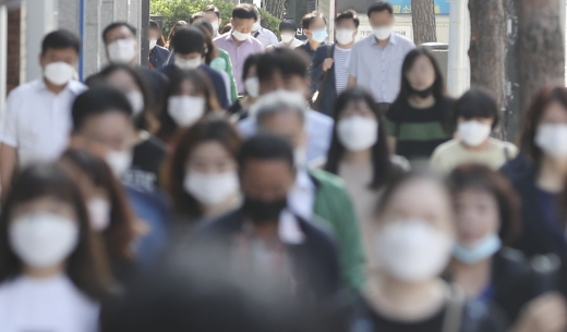 신종 코로나바이러스 감염증(코로나19) 사태가 6개월 이상 이어지고 있는 16일 서울 중구에서 시민들이 마스크를 착용한 채 출근길 발걸음을 재촉하고 있다. /사진=최진석 뉴시스 기자