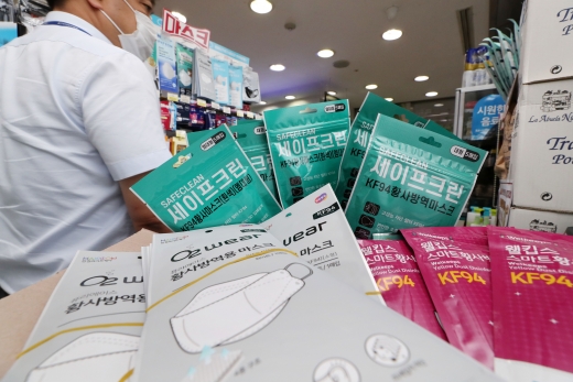소비자들은 약국, 마트, 편의점, 온라인 등에서 보건용 마스크를 다양한 가격에 살 수 있다. /사진=홍효식 뉴시스 기자