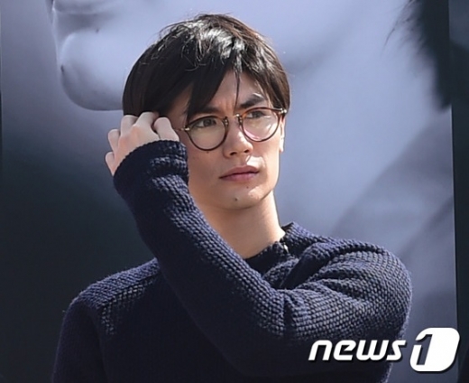 일본배우 미우라 하루마가 지난 18일 일본 도쿄도 미나토구 자택에서 의식을 잃은 채 소속사 관계자에게 발견돼 병원으로 이송된 뒤 사망 판정을 받았다. 사진은 미우라가 지난 2014년 부산 해운대 비프빌리지 야외무대에서 열린 부산국제영화제 ‘중일 영화인의 특별한 만남’ 오픈토크에 참석한 모습./사진=뉴스1