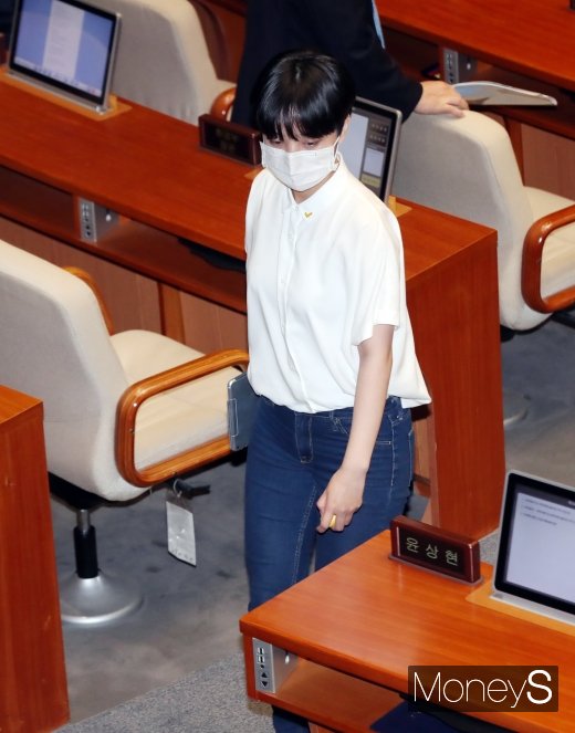 21대 국회의원 선거에서 정의당 비례대표로 당선된 류호정 의원(27)이 20일 국회 본회의에 편안한 복장으로 참석해 눈길을 끌었다. /사진=임한별 기자
