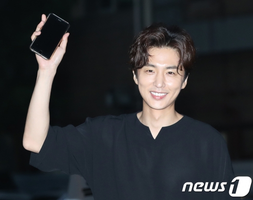 복합부위 통증 증후군(CRPS)으로 6년간의 투병 생활을 보냈던 배우 신동욱이 현재 증상이 호전했다는 소식을 전했다. 사진은 2017년 서울 여의도 한 식당에서 열린 MBC 드라마 ‘파수꾼’ 종방연에 참석한 신동욱. /사진=뉴스1