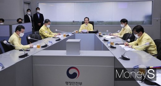 [머니S포토] 코로나19 대응 중앙재난안전대책본부 회의