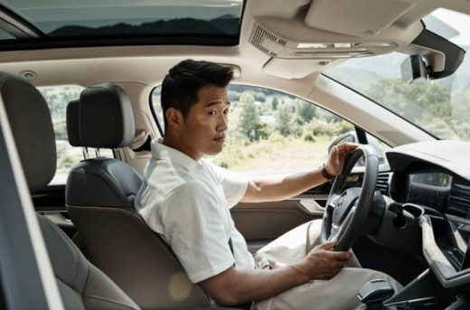 강형욱은 22일 자신의 소셜네트워크서비스(SNS)에 독일 자동차 브랜드 폭스바겐 홍보대사로 위촉된 사실을 알렸다. /사진=강형욱 인스타그램 캡처   