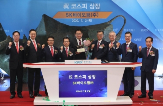 정일문 한국투자증권 대표이사, 정영채 NH투자증권 대표이사, 조대식 SK SUPEX추구협의회 의장, 조정우 SK바이오팜 대표이사, 정지원 한국거래소 이사장(오른쪽 두번째부터)을 비롯한 참석자들이 2일 서울 여의도 한국거래소 신관에서 열린 SK바이오팜 상장 기념식에서 기념촬영하고 있다. /사진=이윤청 뉴시스 기자