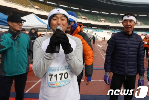 전 마라톤 국가대표 이봉주(가운데)가 최근 나빠진 건강 상태를 언급했다. 사진은 2018년 3.1절 서울 송파구 잠실종합운동장에서 열린 '이봉주와 함께 달리는 3.1절 99주년 기념 마라톤대회'에서 출발 전 참가자들에게 인사말을 하고 있는 이봉주. /사진=뉴스1 