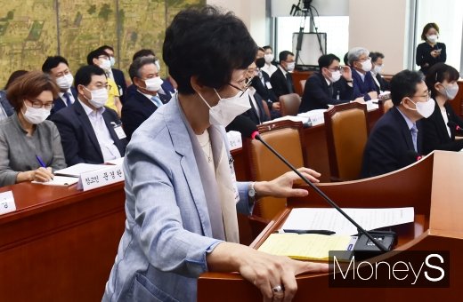 [머니S포토] 고 최숙현 청문회, 질의 답하는 최영애 인권위원장