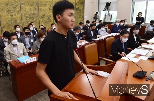팀 내 가혹행위에 시달리다 지난달 극단적 선택을 한 고 최숙현 선수의 추가 가해자들이 폭로됐다. 사진은 22일 열린 '철인3종경기 선수 가혹행위 및 체육분야 인권침해에 대한 청문회'에 출석한 김도환 선수. /사진=임한별 기자