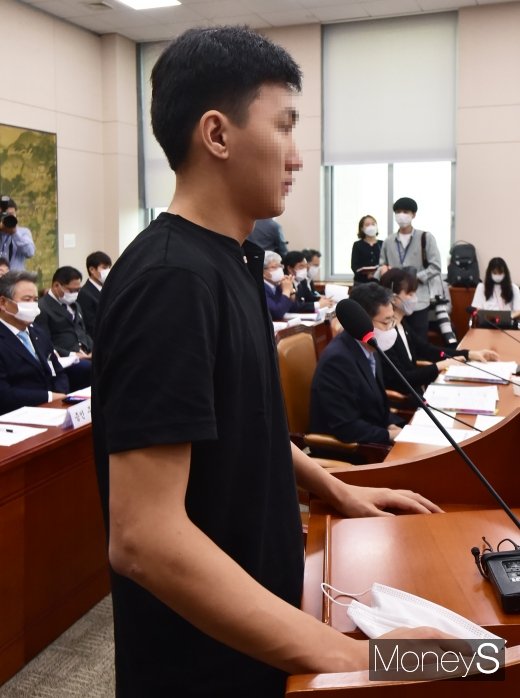 김도환 트라이애슬론 선수는 22일 국회 문화체육관광위원회의 '철인 3종 경기 선수 가혹행위 및 체육분야 인권침해에 대한 청문회'에 참석해 김규봉 전 경주시청 트라이애슬론팀 감독이 고 최숙현 선수 폭행 사건에 대해 "(증거인멸을 위해 최 선수를) 때리지 않았다고 해야 한다"는 취지의 말을 했다고 증언했다. /사진=임한별 기자 