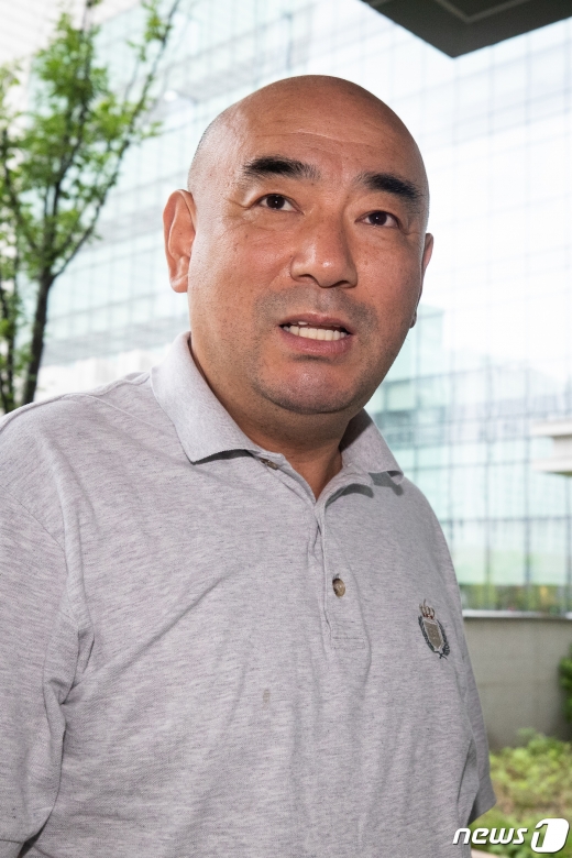 [사진] 취재진 질문 답하는 전제완 싸이월드 대표