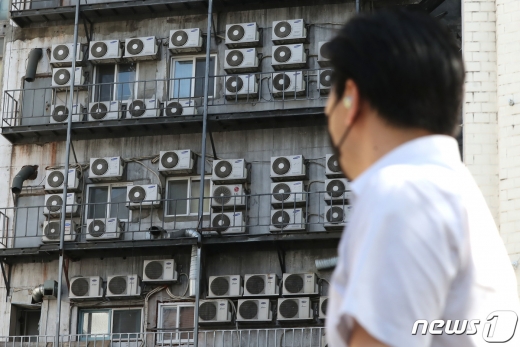 서울 시내의 한 건물 외벽에 에어컨 실외기가 바쁘게 돌아가고 있다./뉴스1 © News1