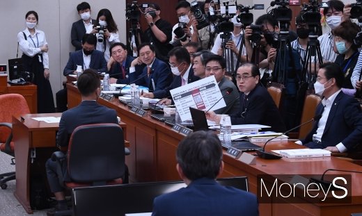 [머니S포토] 사상 관련 질문하는 태영호 의원