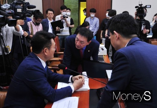 [머니S포토] 인사청문회에서 대화하는 송영길 위원장과 여야 간사