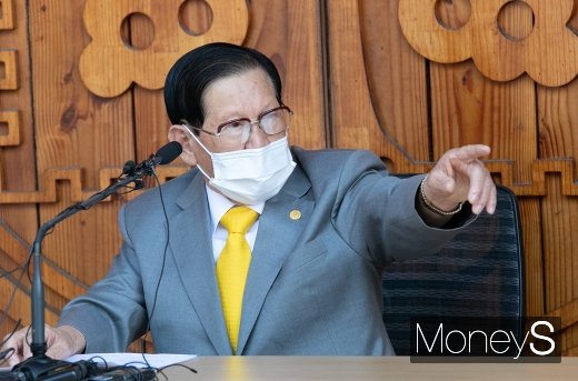 이만희 신천지예수교 증거장막성전 총회장이 지난 3월2일 경기 가평군 신천지 연수원 평화의 궁전에서 열린 코로나바이러스 감염증(코로나19) 사태 관련 기자회견에서 입장발표를 하고 있다. /사진=임한별 기자
