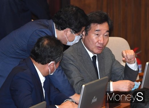 [머니S포토] 본회의서 대화하는 이낙연·설훈