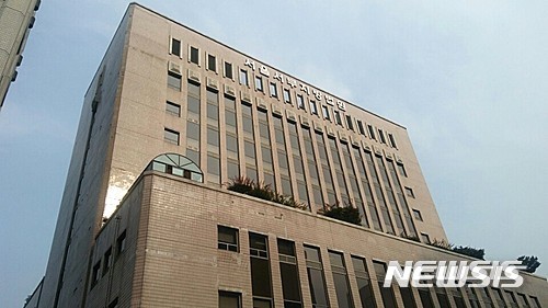 시끄럽다는 이유로 태어난 지 100일도 되지 않은 아들 입에 손수건을 넣어 숨지게 한 20대 남성이 1심에서 징역 7년형을 선고받았다. 사진은 서울서부지법 전경. /사진=뉴시스