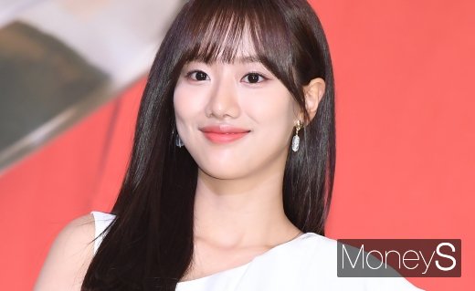 걸그룹 에이프릴 이나은이 학교 폭력 논란에 휩싸인 가운데, 소속사 측이 반박했다. /사진=장동규 기자