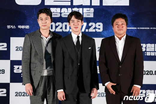 23일 오후 서울 광진구 롯데시네마 건대입구점에서 열린 영화 '강철비2: 정상회담' 초청시사회에서 출연 배우들이 포토타임을 갖고 있다. 왼쪽부터 정우성, 유연석, 곽도원 '강철비2: 정상회담'은 남북미 정상회담 중에 북의 쿠데타로 세 정상이 북의 핵잠수함에 납치된 후 벌어지는 전쟁 직전의 위기 상황을 그리는 영화이며 오는 29일 개봉한다. 2020.7.23/뉴스1 © News1 이승배 기자