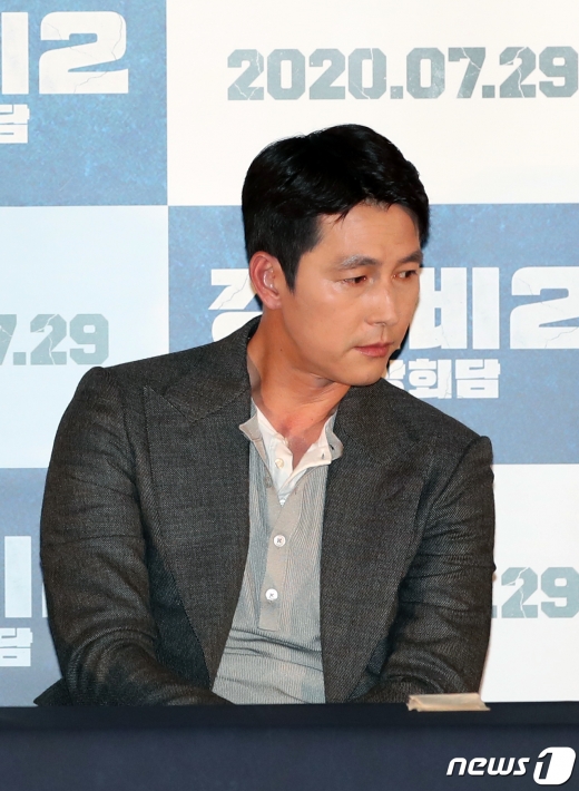 배우 정우성이 23일 오후 서울 광진구 롯데시네마 건대입구점에서 열린 영화 '강철비2: 정상회담' 초청시사회에 참석해 취재진의 질문에 답하다가 생각에 잠겨있다. '강철비2: 정상회담'은 남북미 정상회담 중에 북의 쿠데타로 세 정상이 북의 핵잠수함에 납치된 후 벌어지는 전쟁 직전의 위기 상황을 그리는 영화이며 오는 29일 개봉한다. 2020.7.23/뉴스1 © News1 이승배 기자