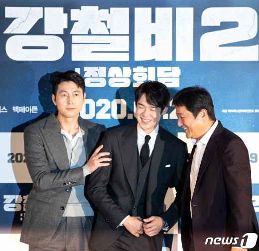 23일 오후 서울 광진구 롯데시네마 건대입구점에서 열린 영화 '강철비2: 정상회담' 초청시사회에서 출연배우들이 포토타임을 갖고 있다. 왼쪽부터 배우 정우성, 유연석, 곽도원 '강철비2: 정상회담'은 남북미 정상회담 중에 북의 쿠데타로 세 정상이 북의 핵잠수함에 납치된 후 벌어지는 전쟁 직전의 위기 상황을 그리는 영화이며 오는 29일 개봉한다. 2020.7.23/뉴스1 © News1 이승배 기자