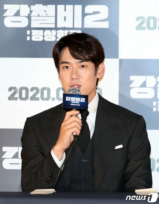 배우 유연석이 23일 오후 서울 광진구 롯데시네마 건대입구점에서 열린 영화 '강철비2: 정상회담' 초청시사회에 참석해 인사말하고 있다. '강철비2: 정상회담'은 남북미 정상회담 중에 북의 쿠데타로 세 정상이 북의 핵잠수함에 납치된 후 벌어지는 전쟁 직전의 위기 상황을 그리는 영화이며 오는 29일 개봉한다. 2020.7.23/뉴스1 © News1 이승배 기자