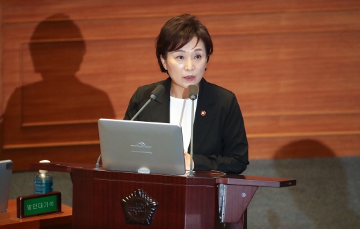 김현미 국토부 장관이 23일 서울 여의도 국회에서 열린 본회의 경제에 관한 대정부질문에서 논란이 된 부동산대책에 대해 사과했다. /사진=뉴시스 김선웅 기자 