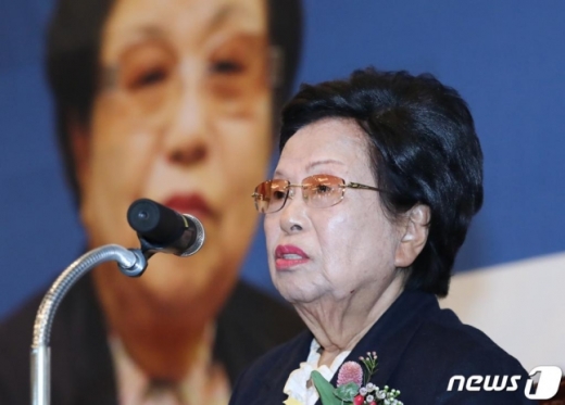 이수영 광원산업 회장이 23일 오후 대전 유성구 한국과학기술원(KAIST)에서 열린 발전기금 기부 약정식에서 인사말을 하고 있다. / 사진=뉴스1
