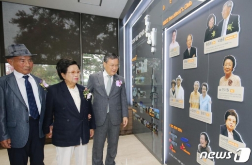 이수영 광원산업 회장이 23일 오후 대전 유성구 한국과학기술원(KAIST)에서 열린 발전기금 기부 약정식에 앞서 본관 로비에 마련된 기부자 기념홀을 둘러보고 있다. / 사진=뉴스1