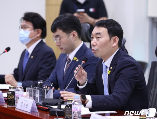 [사진] 인사말하는 김용민 의원