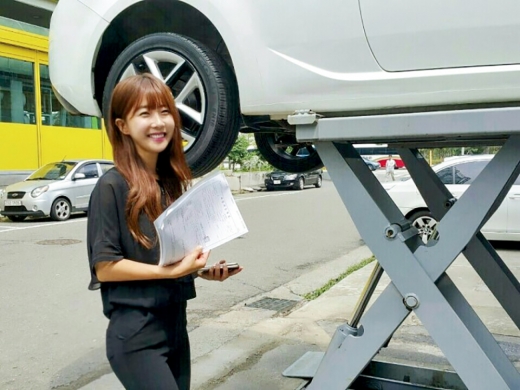소비자들은 중고차 시장에 대한 편견을 갖고 있다. 허위매물, 사기 등이 판치기 때문이다. 물론 건전한 중고차 시장을 위해 노력하는 사람들도 있다. 사진은 차 파는 누나 오영아 대표. /사진=오영아 대표