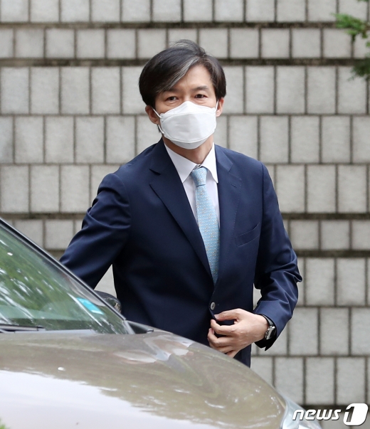 '조국 전 법무부 장관이 지난 6월 19일 '유재수 감찰무마' 의혹 사건 3회 공판에 출석하고 있는 모습.  © News1