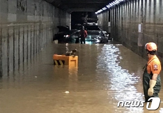 부산에 최대 200mm가 넘는 폭우가 쏟아지면서 부산역 인근 초량 제1지하차도가 물에 잠겨 3명이 숨지고 6명이 구조됐다.사진은 119 구조대원들이 지하차도 배수작업과 구조작업에 들어간 모습.(부산소방재난본부 제공)2020.7.24/뉴스1© 뉴스1 박세진 기자