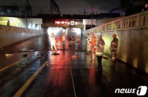 부산에 최대 200mm가 넘는 폭우가 쏟아지면서 동구 초량 제1지하차도가 침수됐고 3명이 숨졌다. 관계자들이 물이 빠진 지하차도를 청소하고 있다..(부산소방재난본부 제공)2020.7.24/뉴스1 © News1 박세진 기자