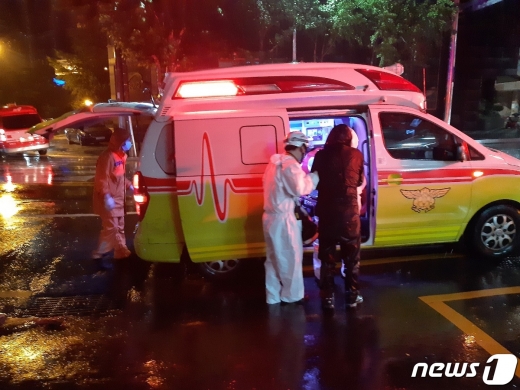 소방당국이 침수된 부산 동구 초량 제1지하차도에서 구조한 사람을 구급차로 옮기고 있다.(부산소방재난본부 제공).2020.7.13/© 뉴스1
