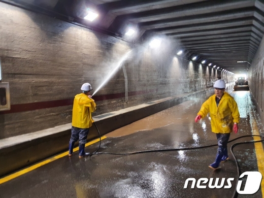 24일 부산 동구 초량동에 있는 제1지하차도에서 작업자들이 폭우로 인해 흘러내린 흙탕물을 청소하고 있다.2020.7.24/뉴스1 © News1 노경민 기자
