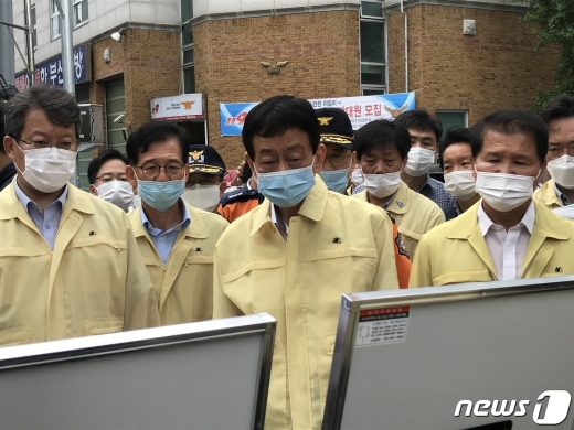 진영 행정안전부장관이 24일 부산지역에 내린 기록적인 폭우로 물에 잠겨 3명이 숨진 부산 초량동 지하차도를 방문해 소방관계자로 부터 설명을 듣고 있다. 2020.7.24/뉴스1 © News1 이유진 기자