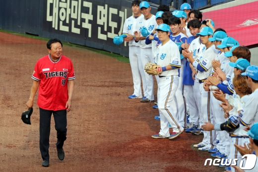 [사진] 선동열 전 감독께 박수 갈채 보내는 삼성 선수들