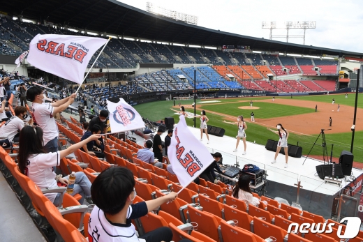 신종 코로나바이러스 감염증(코로나19) 사태로 닫혔던 관중석 출입구가 열렸다. 프로야구 관중 입장 첫 날인 26일 서울 잠실야구장을 찾은 야구팬들이 응원을 펼치고 있다.  2020.7.26/뉴스1 © News1 박지혜 기자