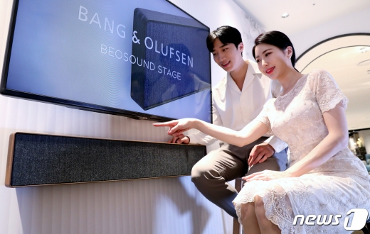 베오사운드 스테이지는 직사각형 모양(길이 110cm, 두께 7.7cm, 무게 8kg)의 프레임에 패브릭 커버로 전면을 감싼 디자인으로 북유럽 특유의 심플하고 모던한 스타일의 사운드바로 최대 550W의 강력한 출력에 돌비 애트모스 입체 음향 기술을 더해 완벽한 시청각 경험을 선사한다. 2019.11.19/뉴스1 © News1 박정호 기자