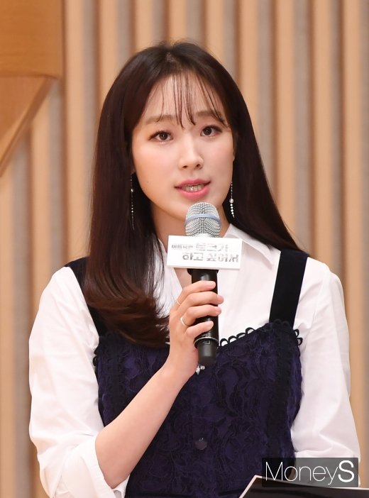 29일 방송된 SBS 파워FM '김영철의 파워FM'의 '직장인 탐구 생활' 코너에 주시은 아나운서가 출연해 연애와 관련해 입을 열었다. /사진=장동규 기자   